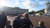 Buckingham Palace. Politiet ekskorterede to biler ud af slottet, men vi kunne ikke se hvem der var inden i.